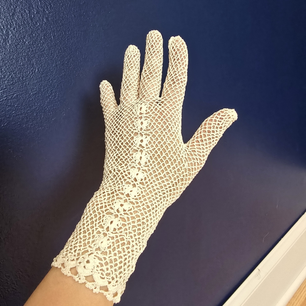 Elegant White Lace Gloves, 2 Pairs, Size 6.5